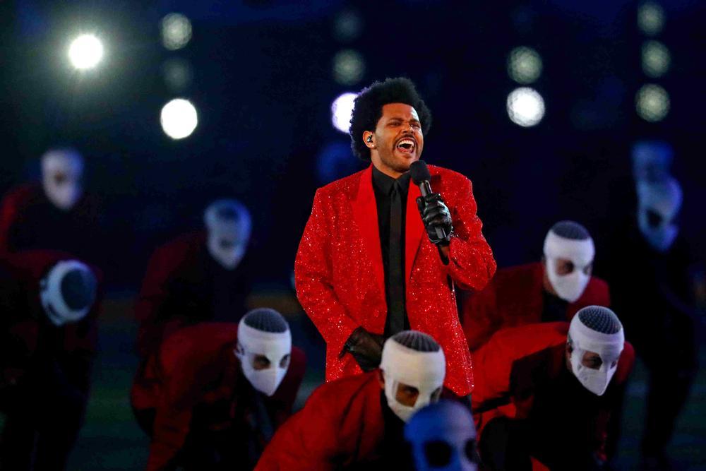 The Weeknd brilla en la Super Bowl más sombría de la historia