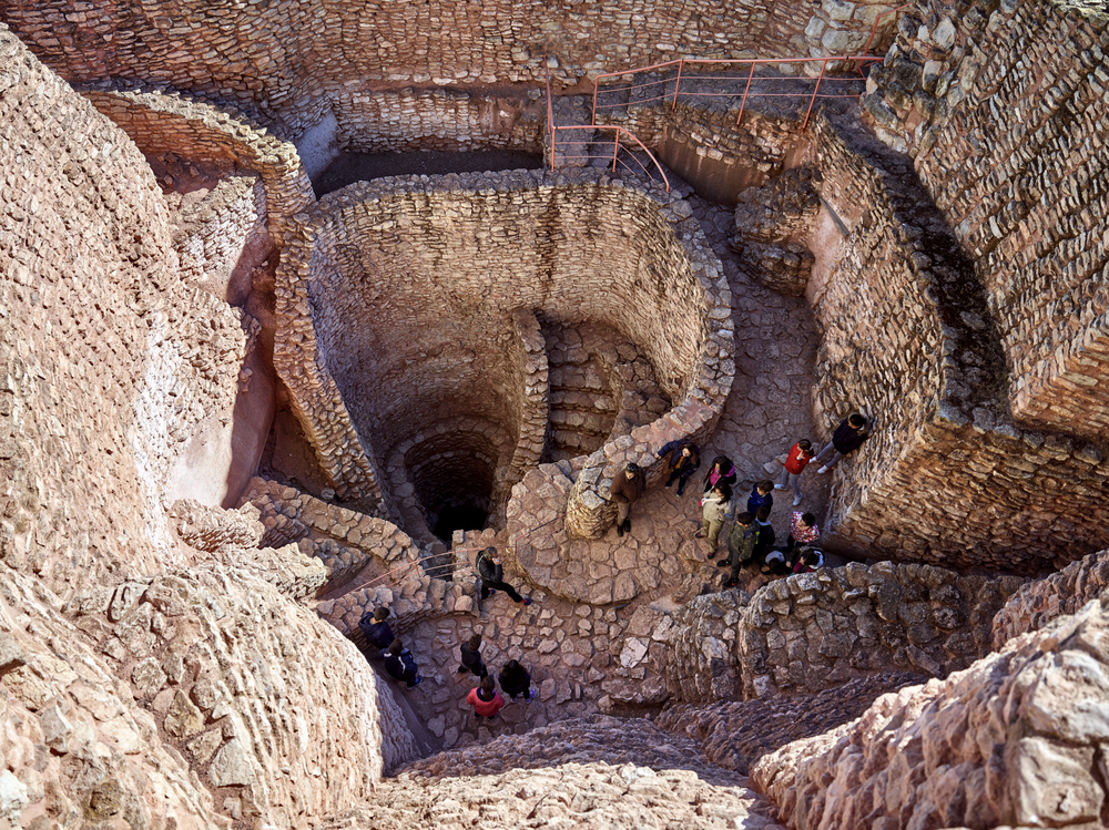 Motilla del Azuer es una excepcional construcción que data de la Edad de Bronce y que es hasta la fecha el pozo de agua más antiguo de la Península Ibérica.