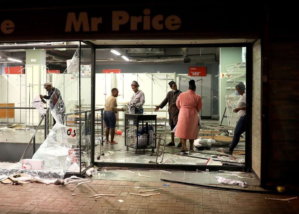Violence in South Africa after sentencing of former president Zuma  / STR