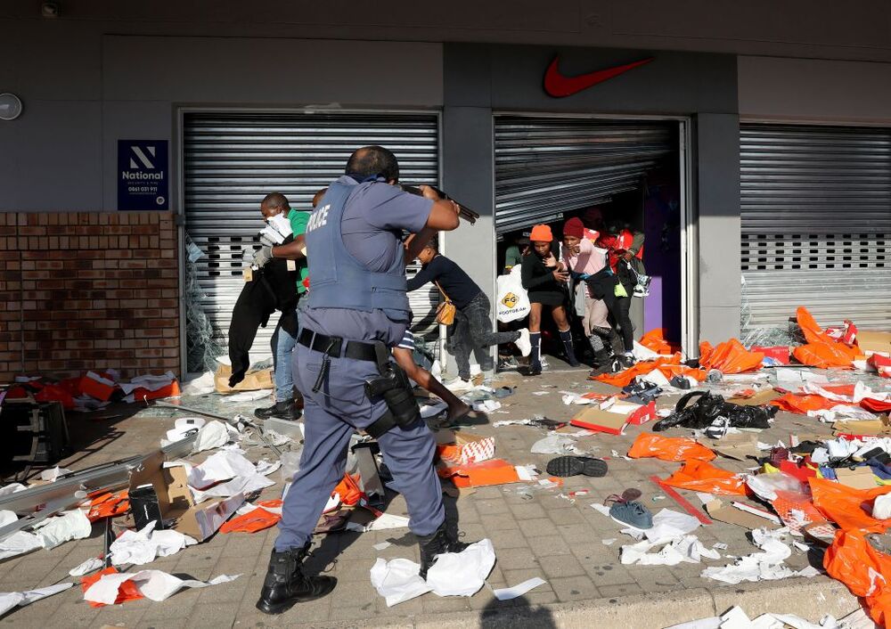 Violence in South Africa after sentencing of former president Zuma  / STR