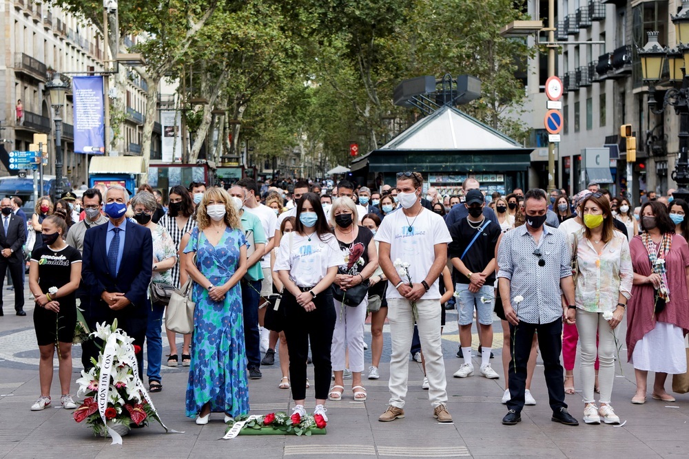 Familiares de las víctimas del atentado terrorista del 17A durante el homenaje celebrado hoy con una ofrenda de claveles blancos en las Ramblas de Barcelona