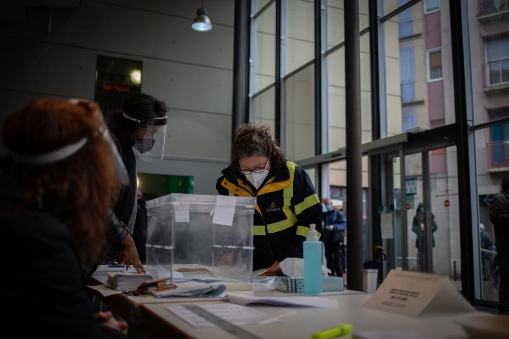 Traslado de votos por correo y comienzo de la jornada electoral en Barcelona  / DAVID ZORRAKINO