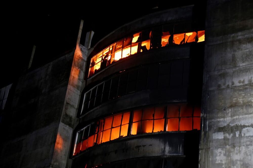 Al menos 52 muertos en un incendio en una fábrica de Bangladesh