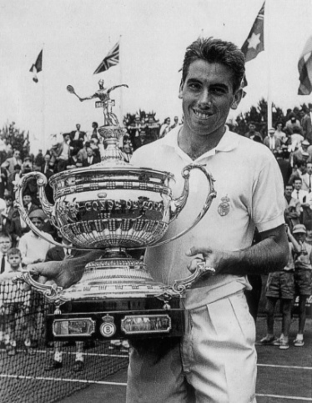 Archivo - El tenista español Manolo Santana con el trofeo de campeón del Trofeo Conde de Godó de Barcelona de 1970  / BOBS MEDIA