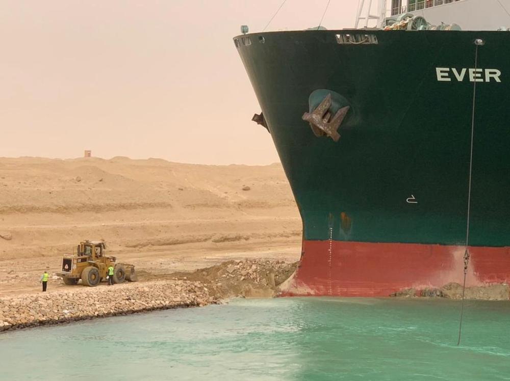 Una nave panameña bloquea Canal de Suez tras encallar