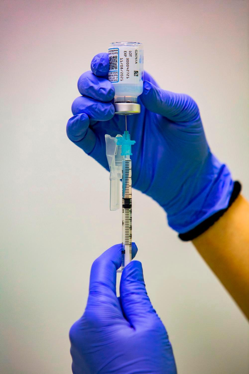 La vacuna avanza al inocular la de Moderna a sanitarios