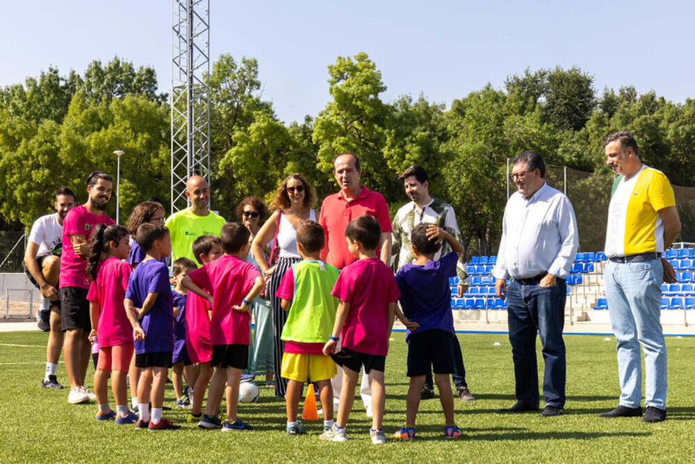 El alcalde, Alberto Rojo, y otros miembros del equipo de Gobierno durante sus vista a los campus deportivos que se celebran en el Complejo Fuente de la Niña.