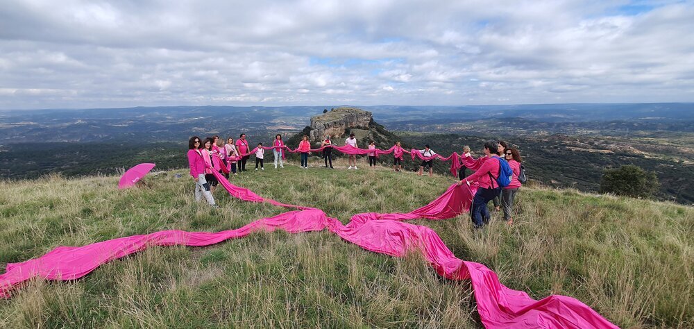 Muchos voluntarios han estado trabajando este verano para confeccionar el lazo rosa que se desplegará el próximo 8 de octubre.