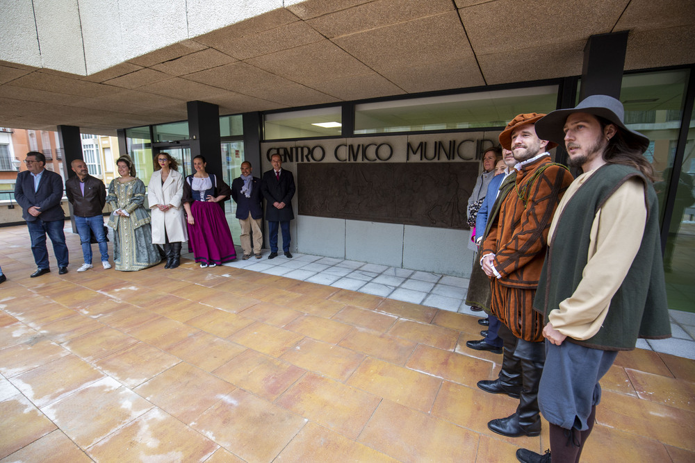 Inauguración del bajo relieve hoy en la plaza del Concejo.