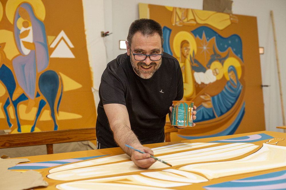 Jesús Díaz es el artista aficionado que está realizando esta gran obra de arte religioso.