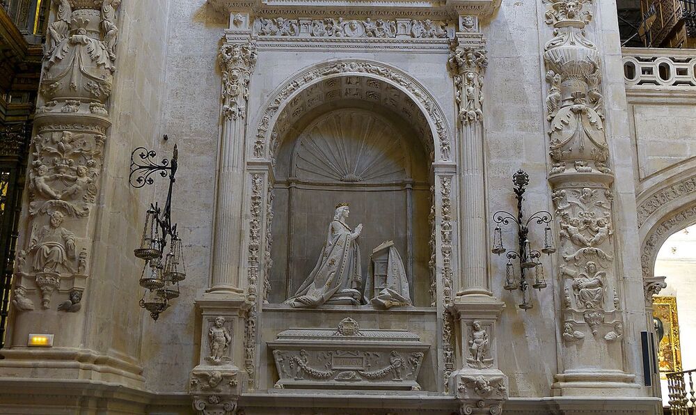 Sus restos yacen en dos sepulcros diferentes, uno en la catedral de Murcia y otro en la de Sevilla (imagen).