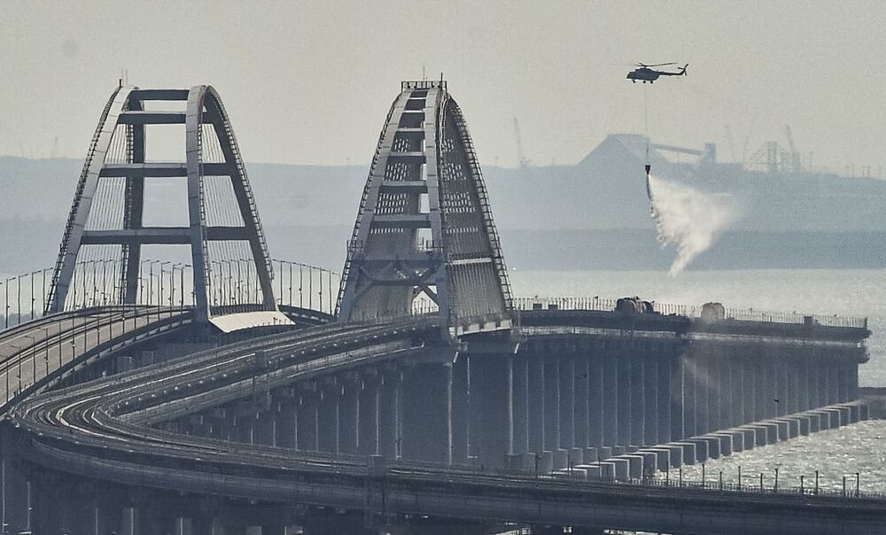 Una gran explosión daña el emblemático puente de Crimea