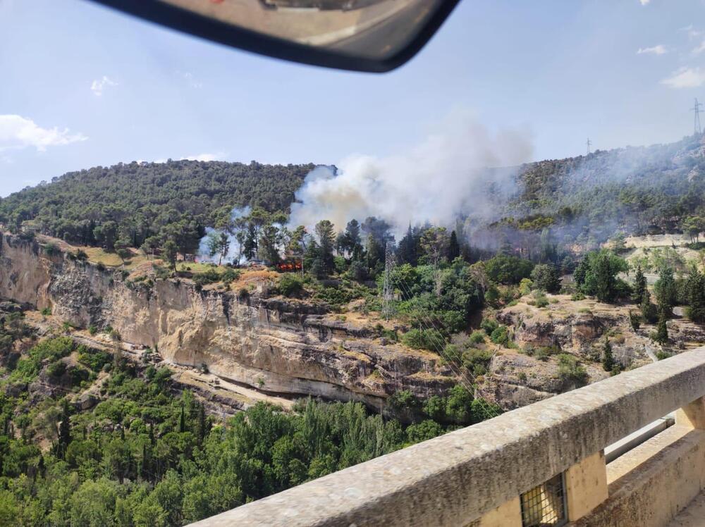 Vista del incendio declarado ayer en el término municipal de Auñón, junto al poblado de la presa de Entrepeñas.