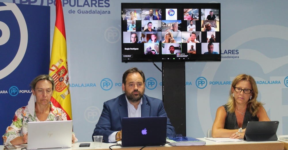 Imágenes de la reunión de la Comisión de Economía de CLM en Guadalajara.