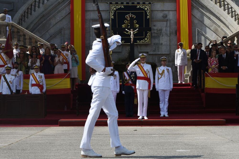 El Rey Felipe VI preside la entrega de Reales Despachos a los nuevos oficiales de la Armada que preside el rey, en la Escuela Naval Militar, a 16 de julio de 2022, en Marín, Pontevedra, Galicia.  / GUSTAVO DE LA PAZ   EUROPA PRESS