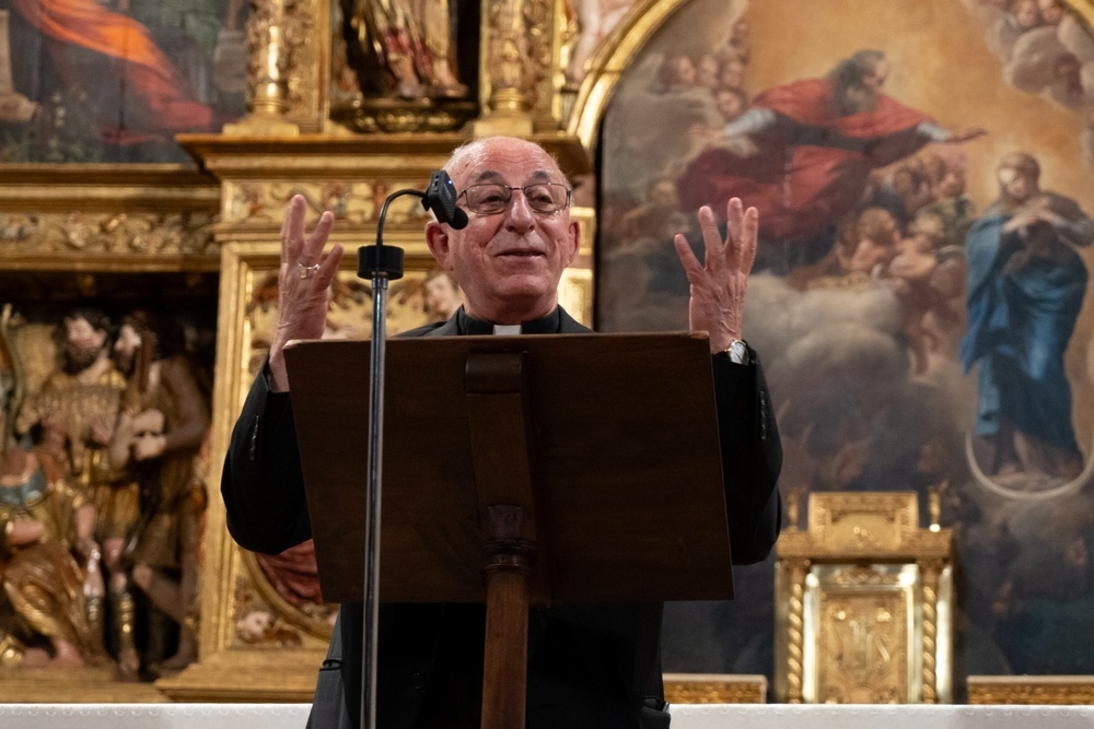 El presidente de la Diputación y el Obispo durante el acto de inauguración de la restauración de este impresionante retablo.