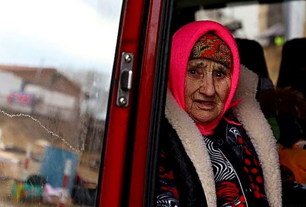 Una mujer ucraniana observa su nuevo destino desde el autobús con el que ha logrado salir de su país.