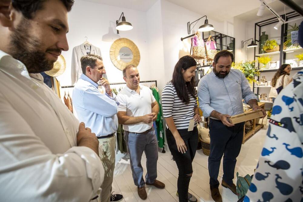 Paco Núñez ha visitado algunos comercios de la calle Mayor, en Guadalajara.