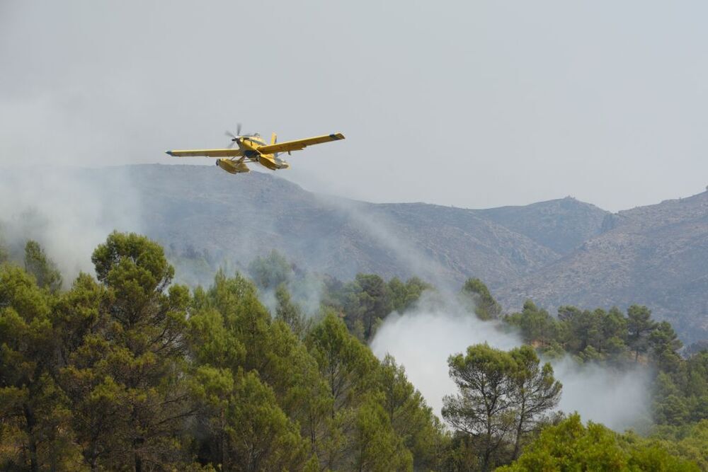 Mil personas y 47 aviones para combatir los incendios valencianos