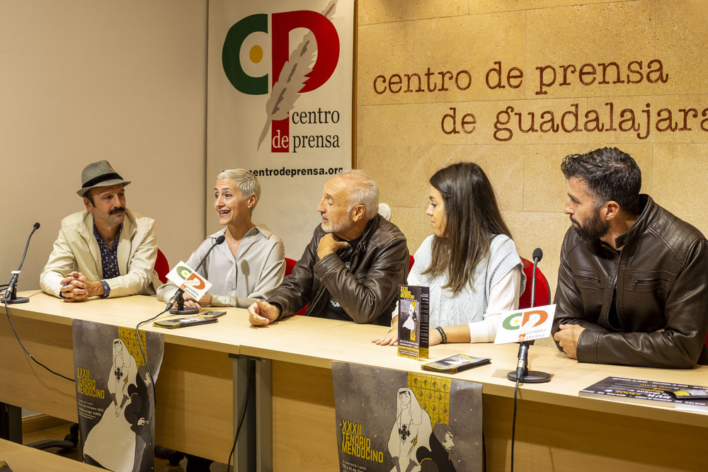 Las autoridades, el presidente de Gentes de Guadalajara, el equipo directivo y dos de los actores durante la presentación del XXXII Tenorio Mendocino.