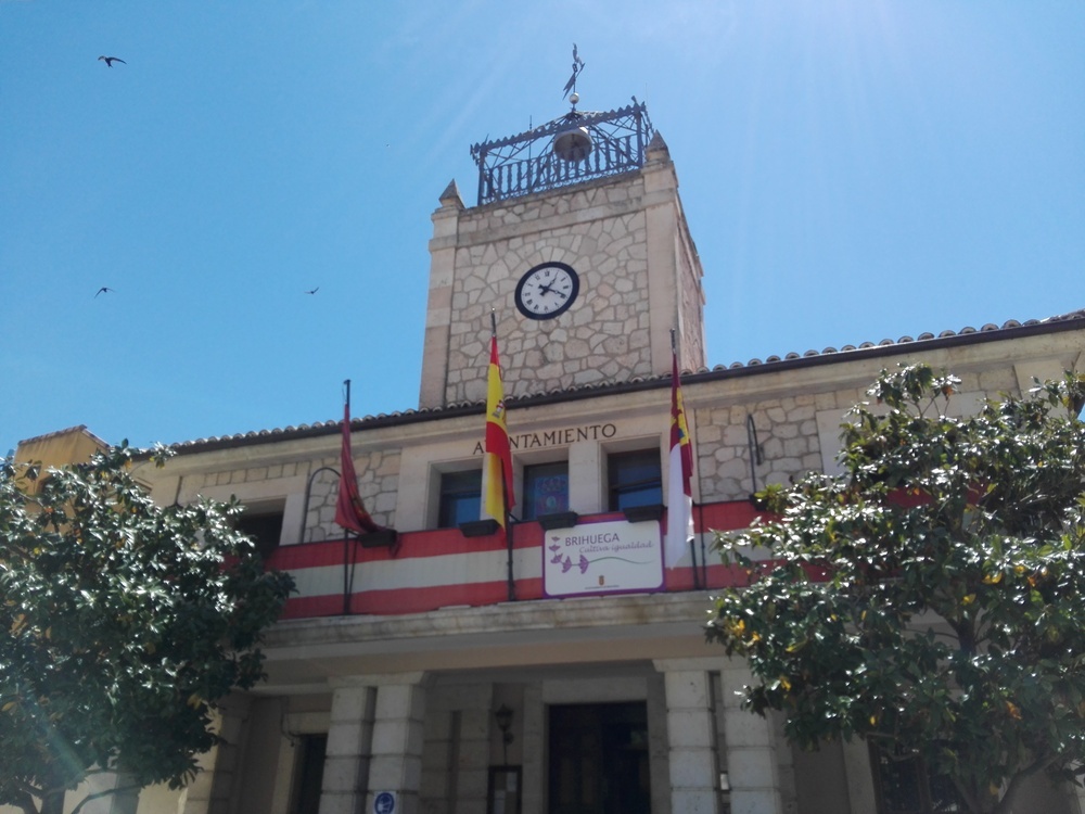 El Ayuntamiento de Brihuega mañana y pasado pondrá sus banderas a media asta en señal de duelo.