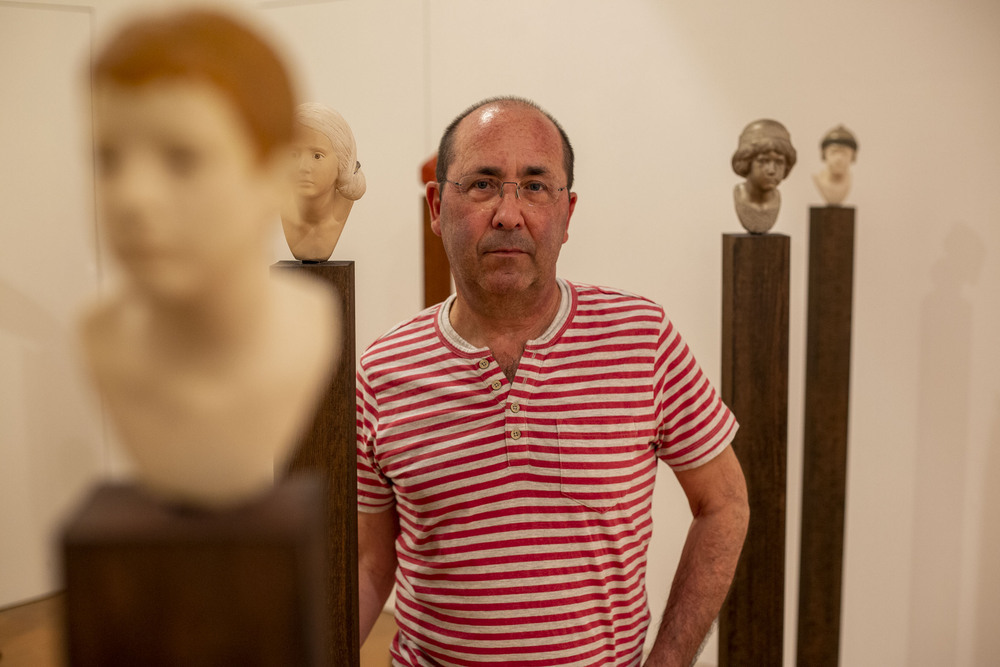 Francisco Roa junto a varias de las obras de la exposición que ofrece en el Palacio del Infantado.