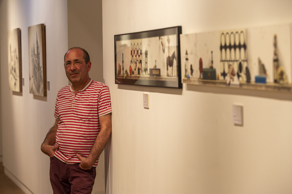 Francisco Roa junto a varias de las obras de la exposición que ofrece en el Palacio del Infantado.