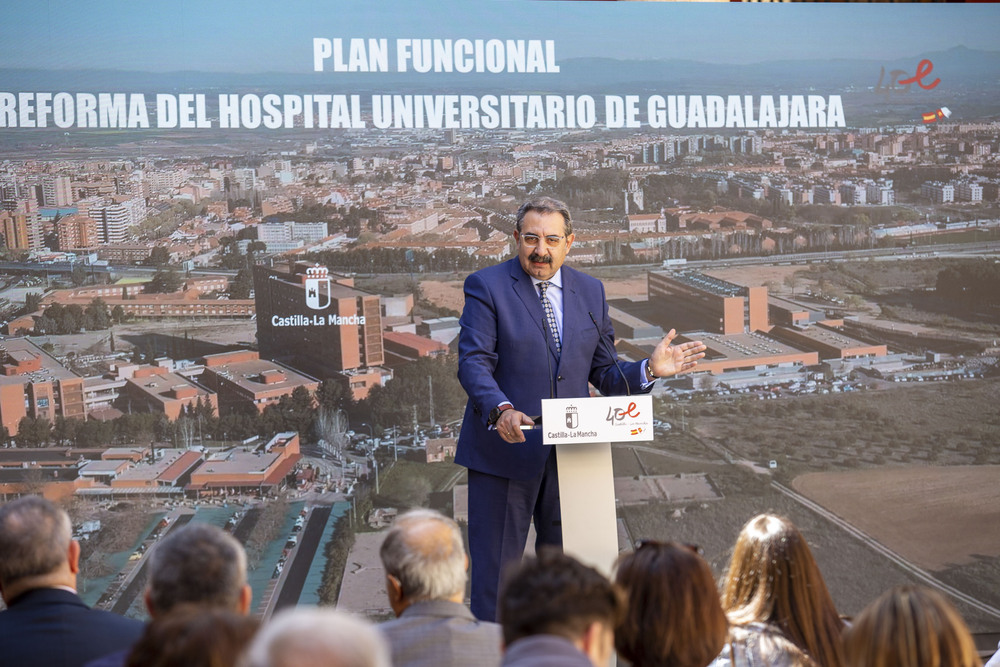Momentos del acto de presentación del Plan Funcional del Hospital Universitario de Guadalajara celebrado en el Palacio del Infantado.