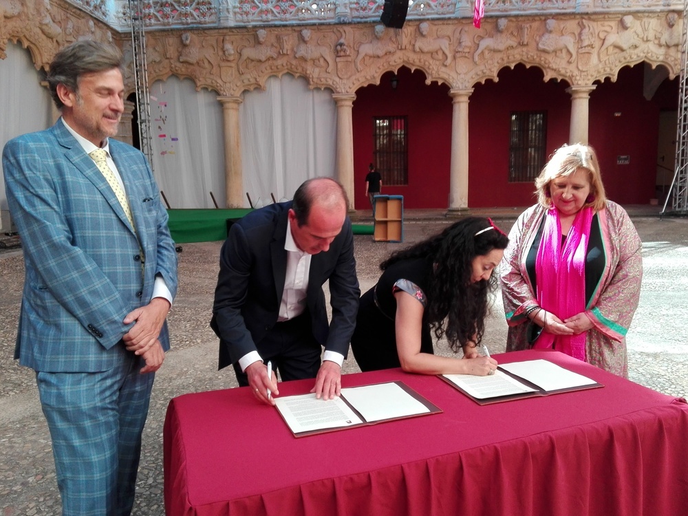 Firma del convenio de colaboración entre el Ayuntamiento y el SLIJ en el patio de los leones del Palacio del Infantado.