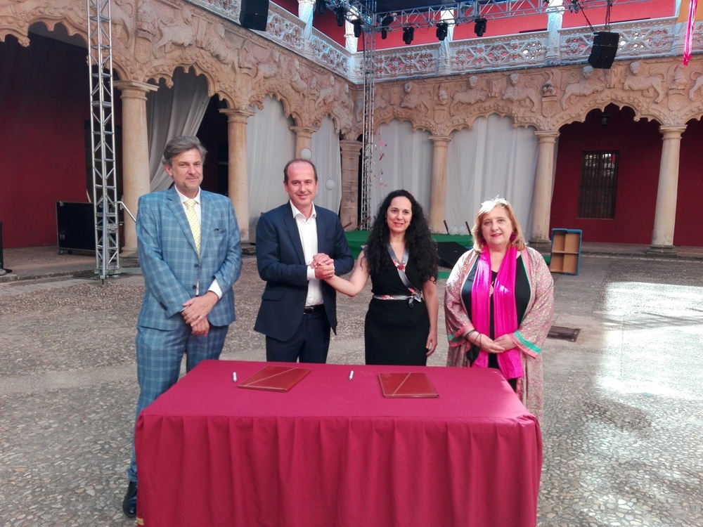 Firma del convenio de colaboración entre el Ayuntamiento y el SLIJ en el patio de los leones del Palacio del Infantado.