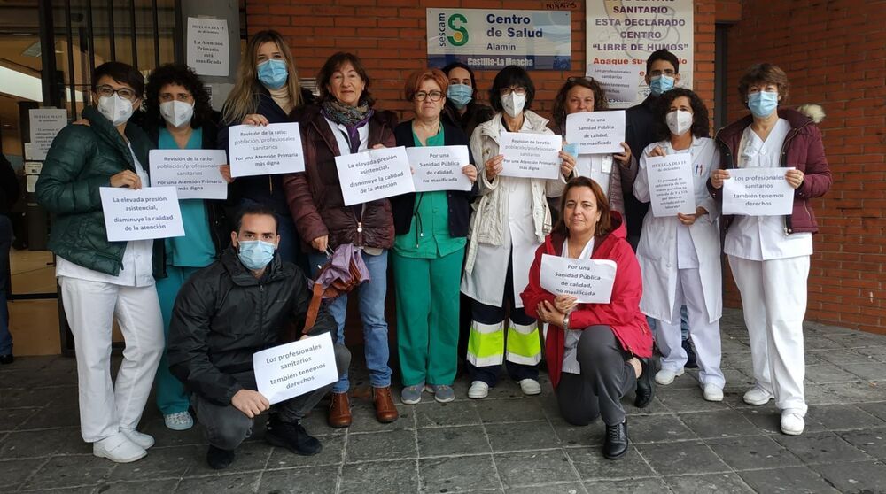 Concentraciones de profesionales sanitarios a las puertas del Hospital Universitario de Guadalajara y del centro de salud de El Alamín de la capital.