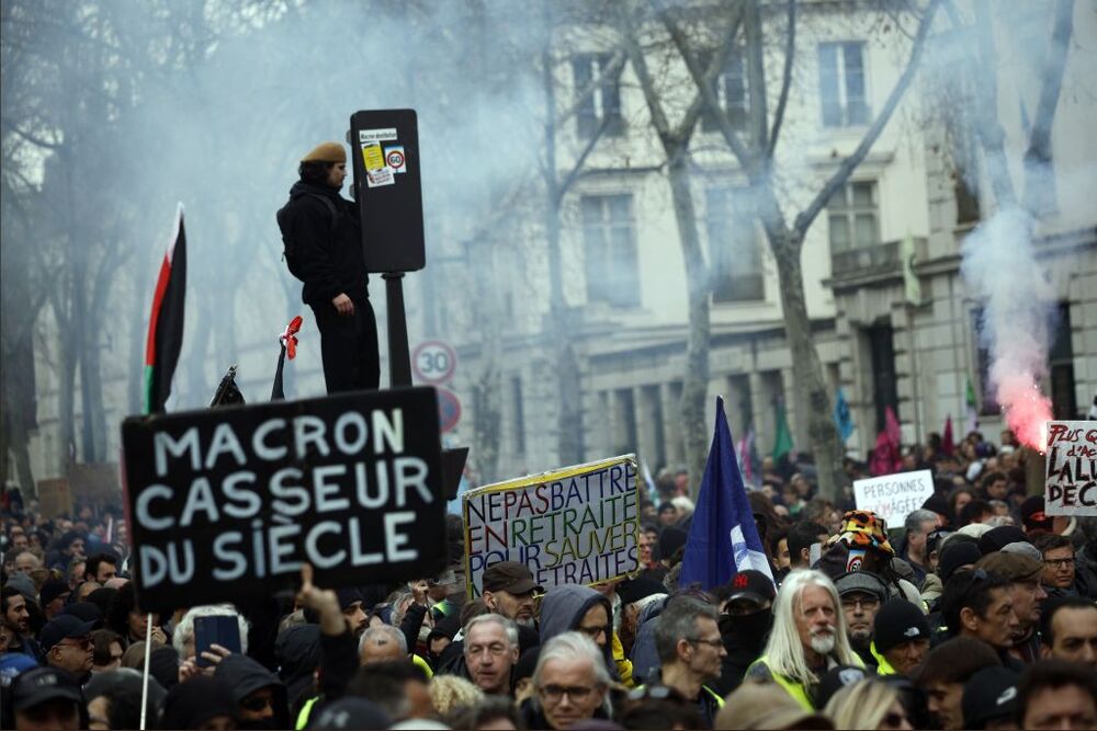 Pension reform protest in Paris  / YOAN VALAT