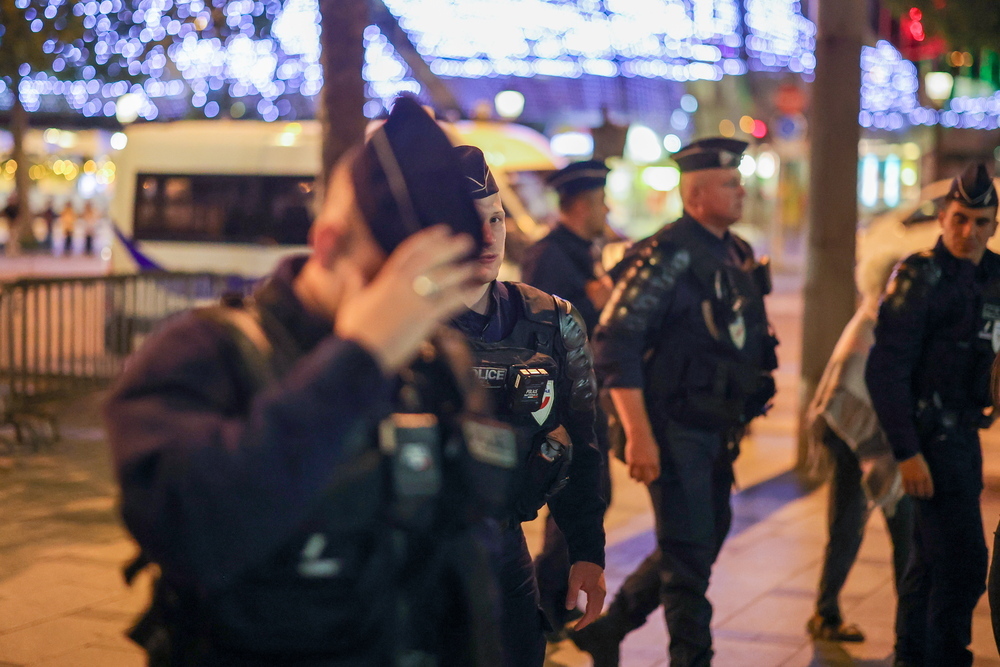 La seguridad aumenta en Francia tras el tiroteo policial fatal de un adolescente.