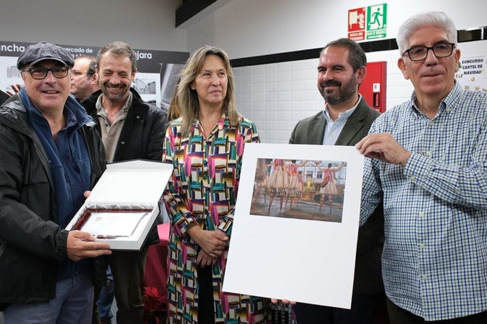La alcaldesa de Guadalajara, Ana Guarinos, entregó los premios del certamen de fotografía de Ferias y el Concurso Infantil del cartel de Navidad y Reyes Magos.