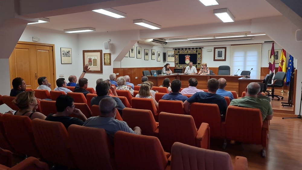 Imagen de la renovada Junta Directiva de la Asociación de Municipios Ribereños de Entrepeñas y Buendía y vista de la asamblea celebrada el lunes en Sacedón.