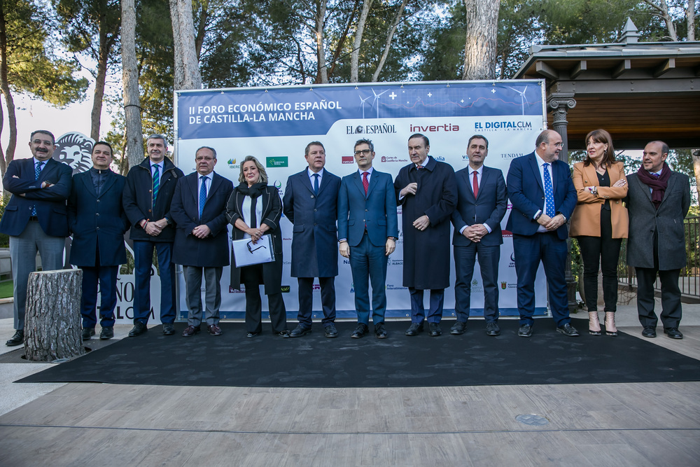 Foto de familia de la inauguración del foro económico organizado por El Español-El Digital CLM
