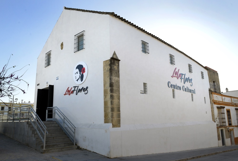 Fachada del Centro Cultural Lola Flores, en la antigua Nave del Aceite de Jerez de la Frontera (Cádiz).