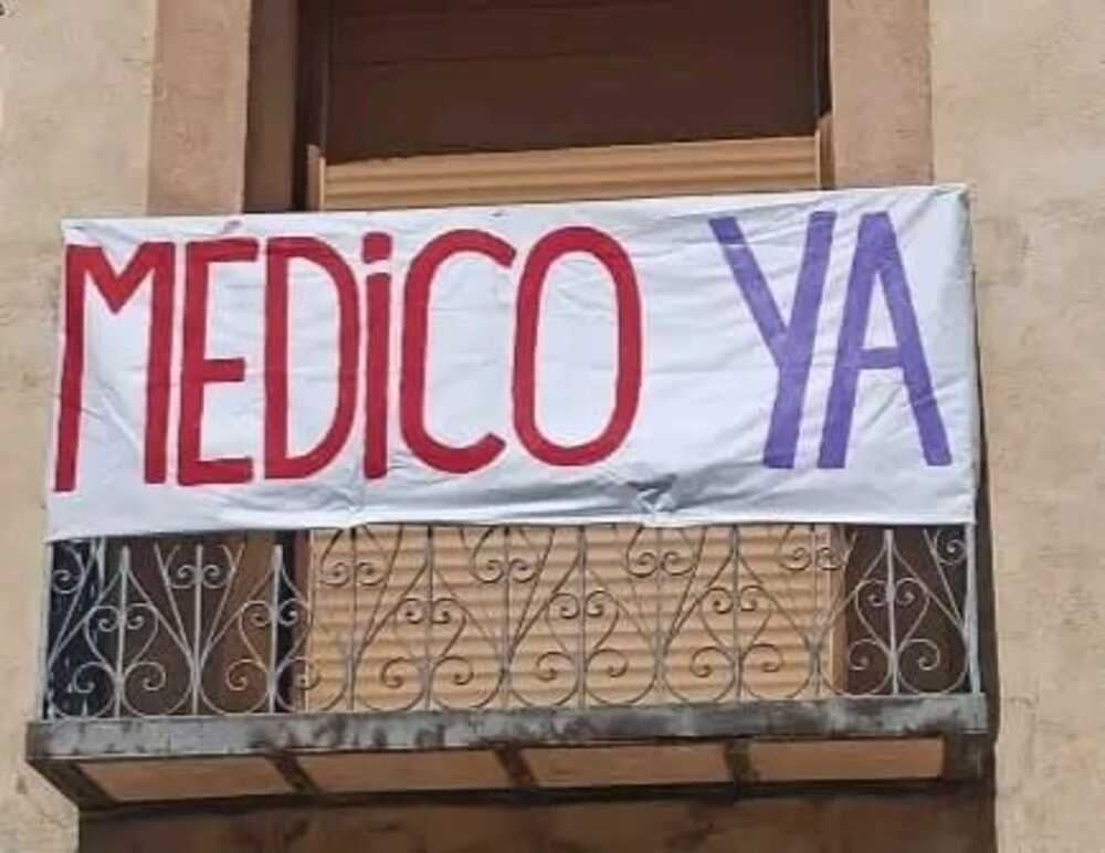 La mayor parte de los balcones del municipio de Mandayona se ha ido llenando esta semana de pancartas en las que se puede leer el mismo lema ‘Médico Ya’ y el club de fútbol de Mandayona lució una pancarta antes de su último encuentro.