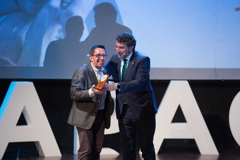 Amador Casquero recogió el premio para Cáritas.