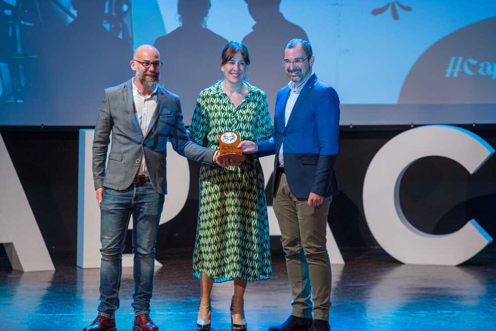 La portavoz del Gobierno, Blanca Fernández, entregó el premio a 'La otra noticia' de CMM Radio, que recogieron Óscar García y Fernández Bernácer