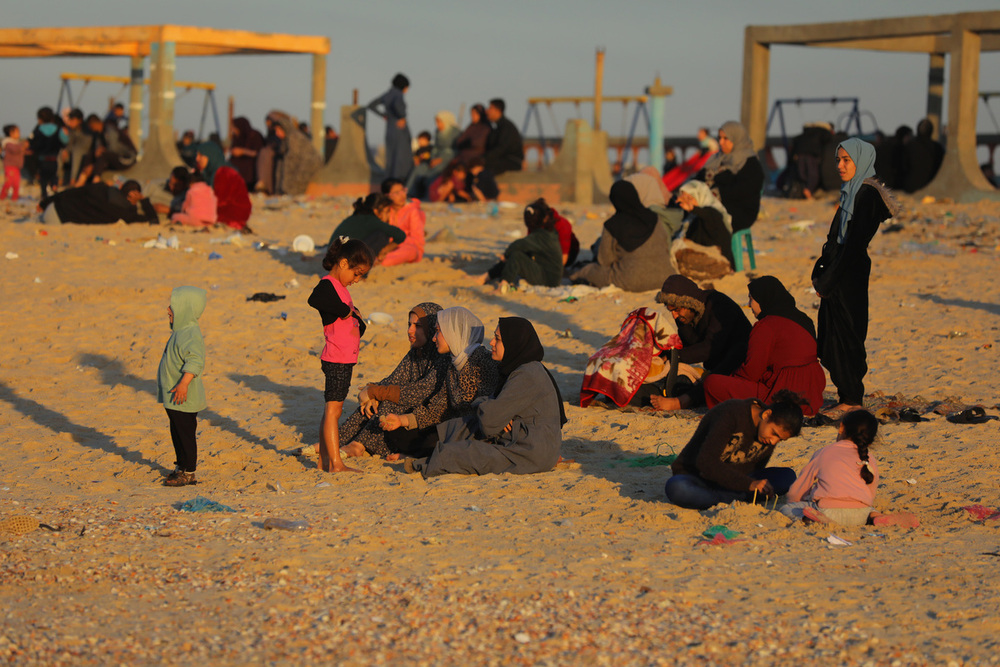 Palestinos desplazados en la playa de Deir al-Balah, en el centro de la Franja de Gaza