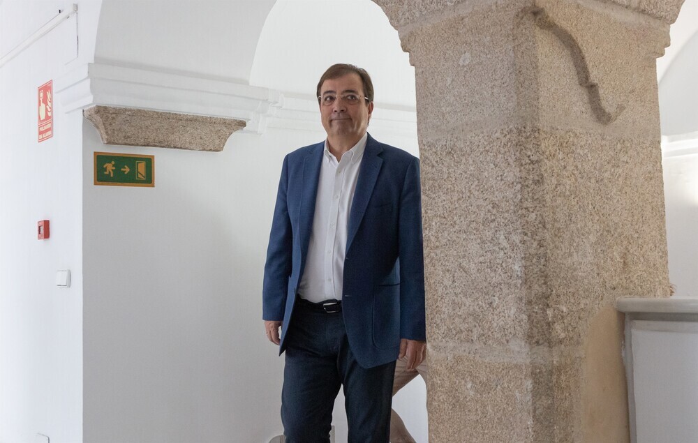 Guillermo Fernández Vara baja las escaleras del despacho de la presidenta de la Asamblea.