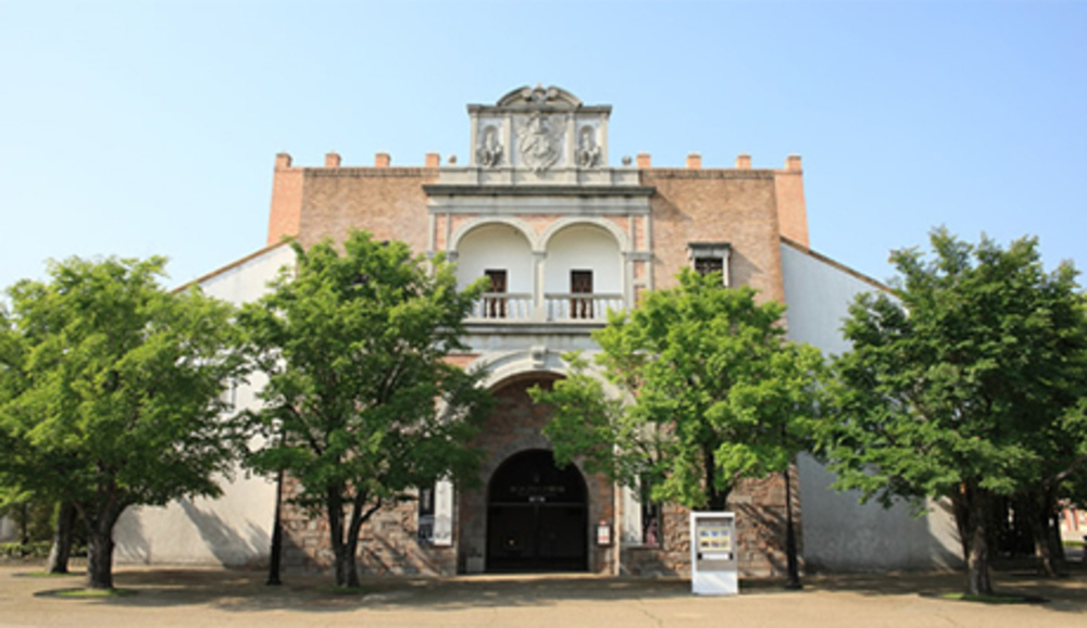 La fachada de este teatro se ha inspirado en la Puerta del Cambrón de Toledo.