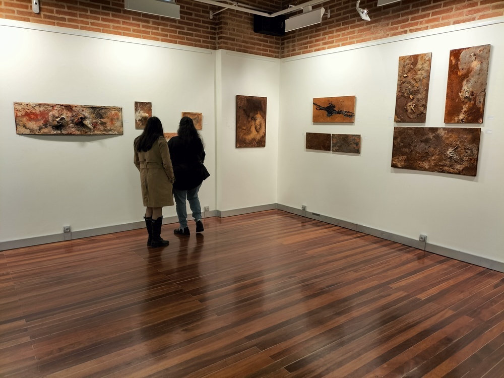 Alba López Tabernero ha inaugurado esta tarde su exposición ante la presencia de familiares y amigos.