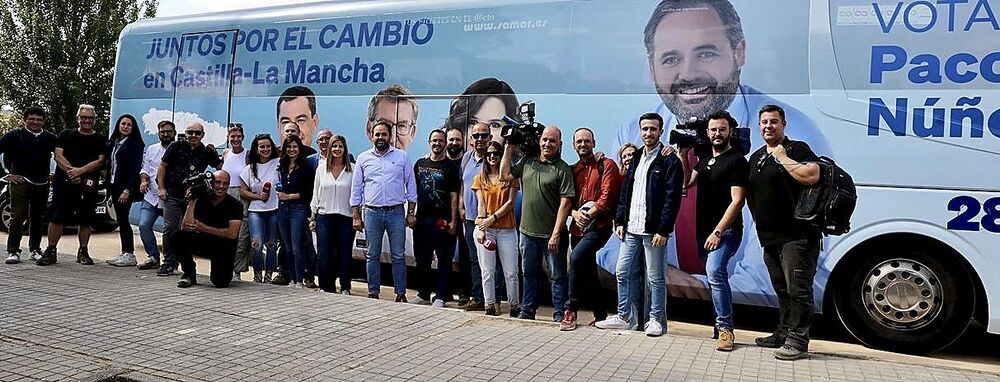 Núñez se hizo una foto con los medios que le siguen en la caravana electoral
