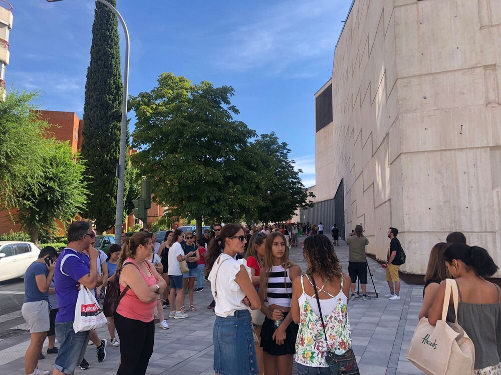 Vecinos de Guadalajara esperando a comprar las entradas de los conciertos.