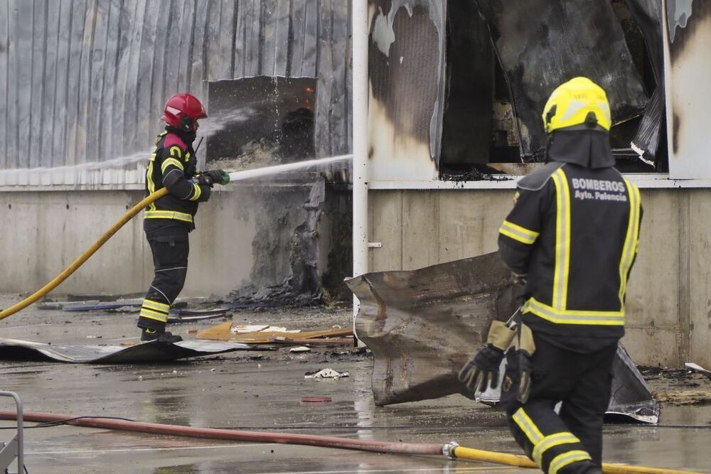 Un incendio destruye la fábrica de Cascajares en Palencia
