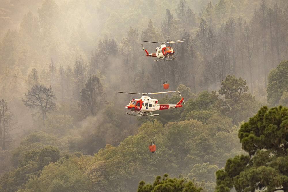 Hidroaviones trabajan en la extinción del incendio forestal, a 19 de agosto de 2023, en La Orotava, Tenerife, Islas Canarias (España). 