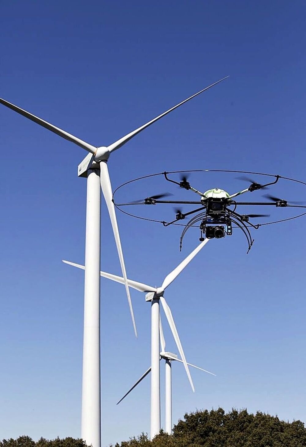 El dron ‘aracnocóptero’ inspecciona los aerogeneradores de Sierra Dueña.