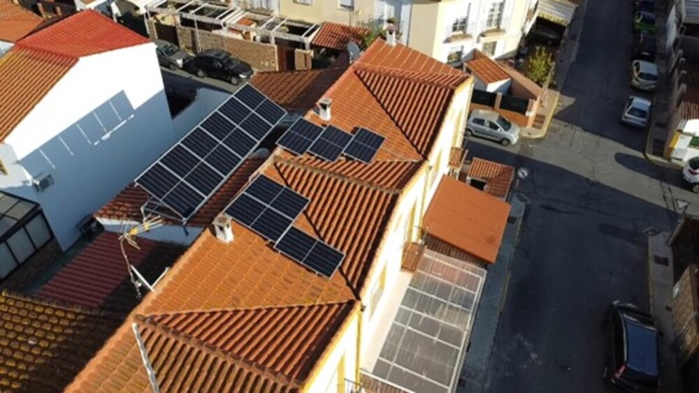 Paneles solares instalados en la cubierta de unas viviendas.